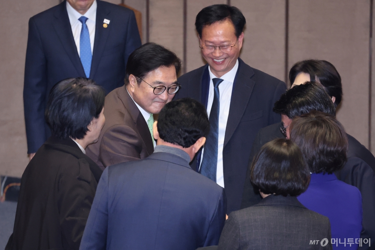 (서울=뉴스1) 신웅수 기자 = 우원식 국회의장이 1일 서울 여의도 국회에서 열린 제432회 국회(임시회) 제8차 본회의를 마친 후 의원들과 인사하고 있다. 2026.3.1/뉴스1  Copyright © 뉴스1. All rights reserved. 무단 전재 및 재배포,  AI학습 이용 금지. /사진=(서울=뉴스1) 신웅수 기자