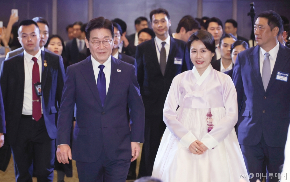 [싱가포르=뉴시스] 최동준 기자 = 싱가포르를 국빈 방문 중인 이재명 대통령과 김혜경 여사가 1일(현지 시간) 싱가포르 한 호텔에서 열린 동포 만찬 간담회에 입장하고 있다. 2026.03.01. photocdj@newsis.com /사진=