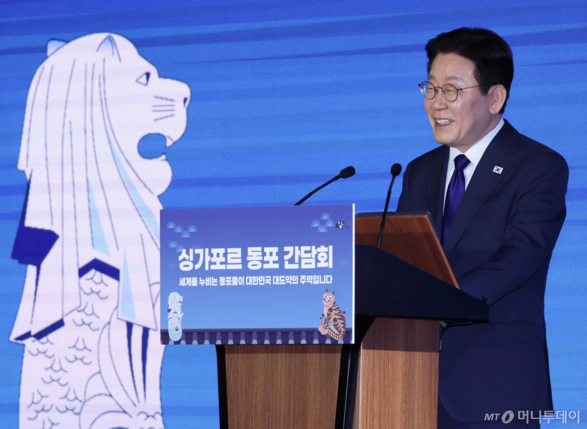 (싱가포르=뉴스1) 허경 기자 = 싱가포르를 국빈 방문한 이재명 대통령이 1일 싱가포르 한 호텔에서 열린 동포 만찬 간담회에서 인사말을 하고 있다. 2026.3.1/뉴스1  Copyright © 뉴스1. All rights reserved. 무단 전재 및 재배포,  AI학습 이용 금지. /사진=(싱가포르=뉴스1) 허경 기자