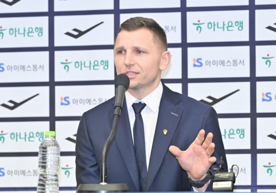 니콜라이스 마줄스 감독. /사진=대한민국농구협회 제공