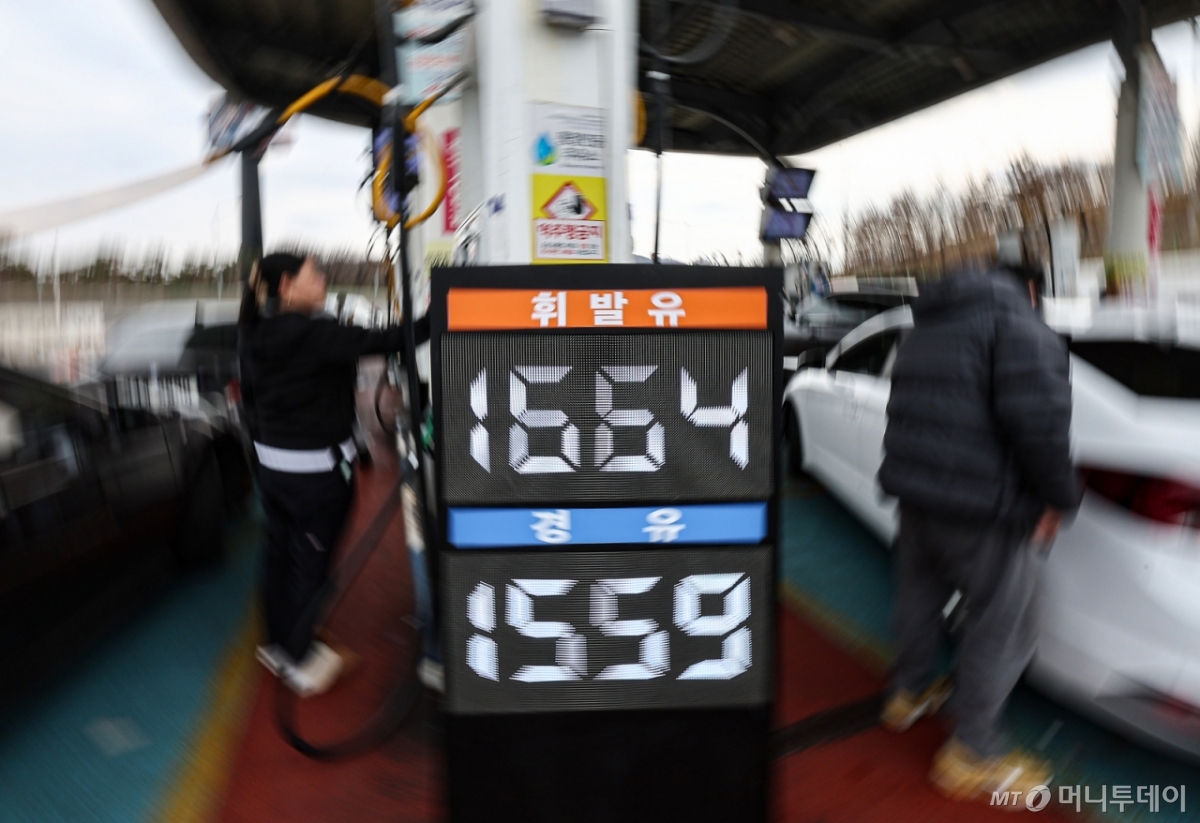 1일 서울 서초구 경부고속도록 만남의광장 주유소에서 시민들이 주유를 하고 있다. 미국·이스라엘의 이란 타격 영향으로 국제 유가가 급등할 가능성이 커지고 있다. 한편, 국내 주유소 휘발유와 경유 가격은 2주 연속 동반 상승했다. 한국석유공사 유가정보시스템 오피넷에 따르면 2월 넷째 주 전국 주유소 휘발유 평균 판매가는 전주 대비 리터 당 3.0원 오른 1,691.3원, 경유는 전주 대비 6.5원 상승한 1,594.1원으로 판매됐다. 2026.3.1/사진=뉴스1 Copyright © 뉴스1. All rights reserved. 무단 전재 및 재배포, AI학습 이용 금지.