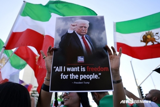 지난 2월 28일 미국 캘리포니아 로스앤젤레스에서 이란인 커뮤니티 구성원들과 지지자들이 도널드 트럼프 미국 대통령의 사진을 들고 축하 행사를 하고 있다. /AFPBBNews=뉴스1