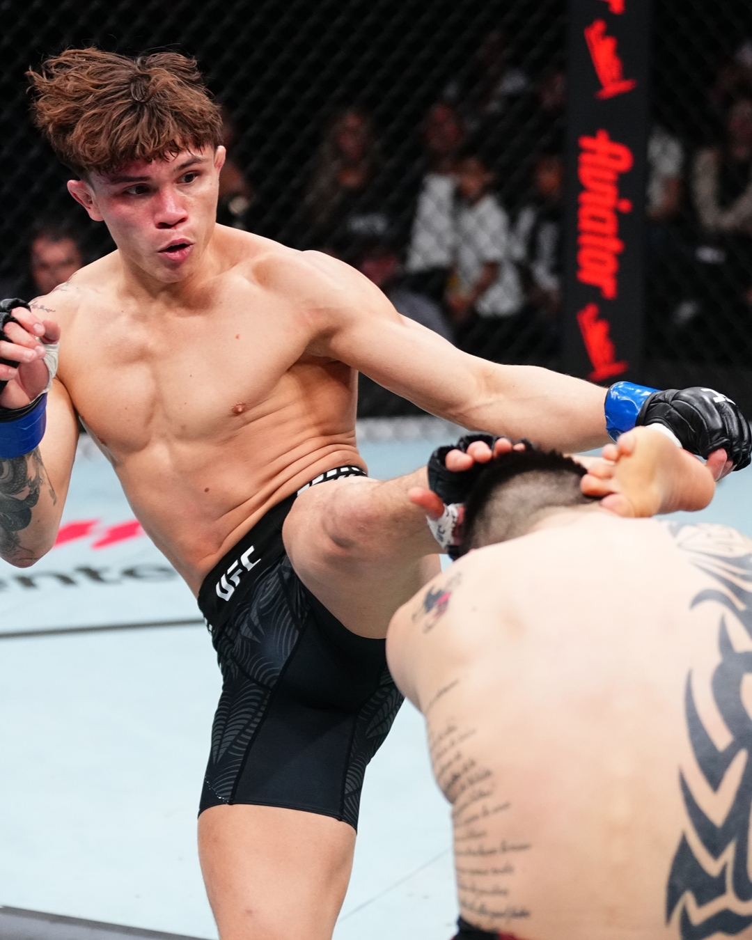 로니 카바나(왼쪽)가 브랜든 모레노에게 킥을 날리고 있다. /사진=UFC 공식 사회관계망서비스(SNS)