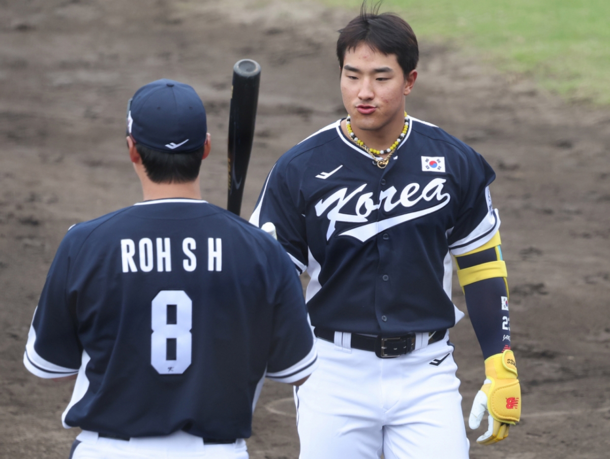 노시환(왼쪽)과 안현민이 지난달 19일 일본 오키나와 온나손 아카마 구장에서 삼성 라이온즈와 연습경기에서 이야기를 나누고 있다. /사진=김진경 대기자