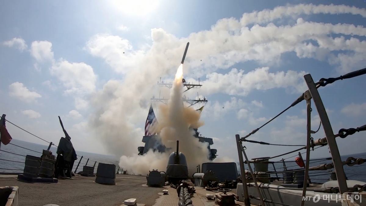 미군 중부사령부가 제공한 영상 캡처 사진에 지난달 28일(현지시간) 미 해군 함정이 이란을 타격하는 '에픽 퓨리' 작전을 지원하기 위해 미사일을 발사하고 있다. /미 해군=AP/뉴시스