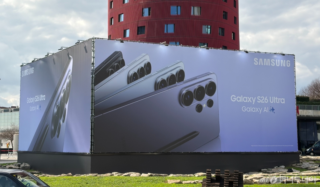 MWC26이 열리는 피나 그란비아 전시장 인근에 설치된 삼성전자 갤럭시S26 광고판./사진=윤지혜 기자
