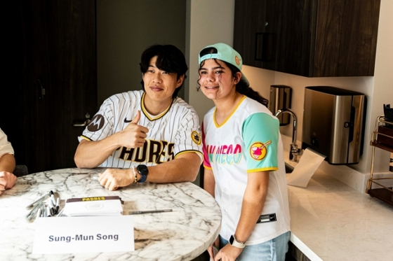 현지 팬과 함께 사진을 촬영하고 있는 송성문(왼쪽). /사진=샌디에이고 파드리스 공식 SNS