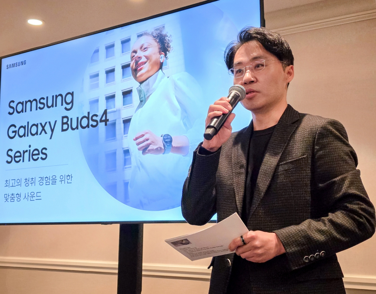 26일(현지시간) 미국 샌프란시스코에서 진행된 갤럭시 사운드 브리핑에서 삼성전자 MX사업부 오디오그룹 문한길 마스터가 버즈4 프로의 혁신 기술에 대해 설명하고 있다. /사진제공=삼성전자