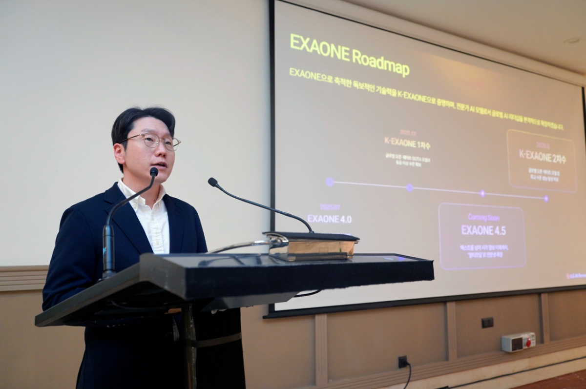 임우형 LG AI연구원 공동연구원장이 1일(현지시간) 스페인 바르셀로나에서 LG의 AI원팀 전략을 소개했다./사진=LG유플러스