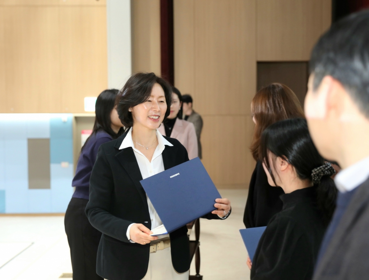 지난달 27일 인천 송도 사옥에서 삼성바이오에피스 창립 14주년 기념 행사에서 김경아 삼성바이오에피스 사장(왼쪽)이 우수 직원에게 시상하고 있다./사진제공=삼성바이오에피스