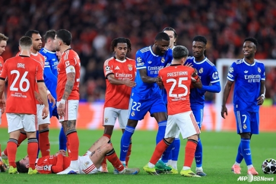 벤피카와 레알 마드리드 선수들이 충돌하고 있다. 비니시우스 주니오르(맨 오른쪽)에게 다가가는 프레스티아니(25번)의 모습. /AFPBBNews=뉴스1