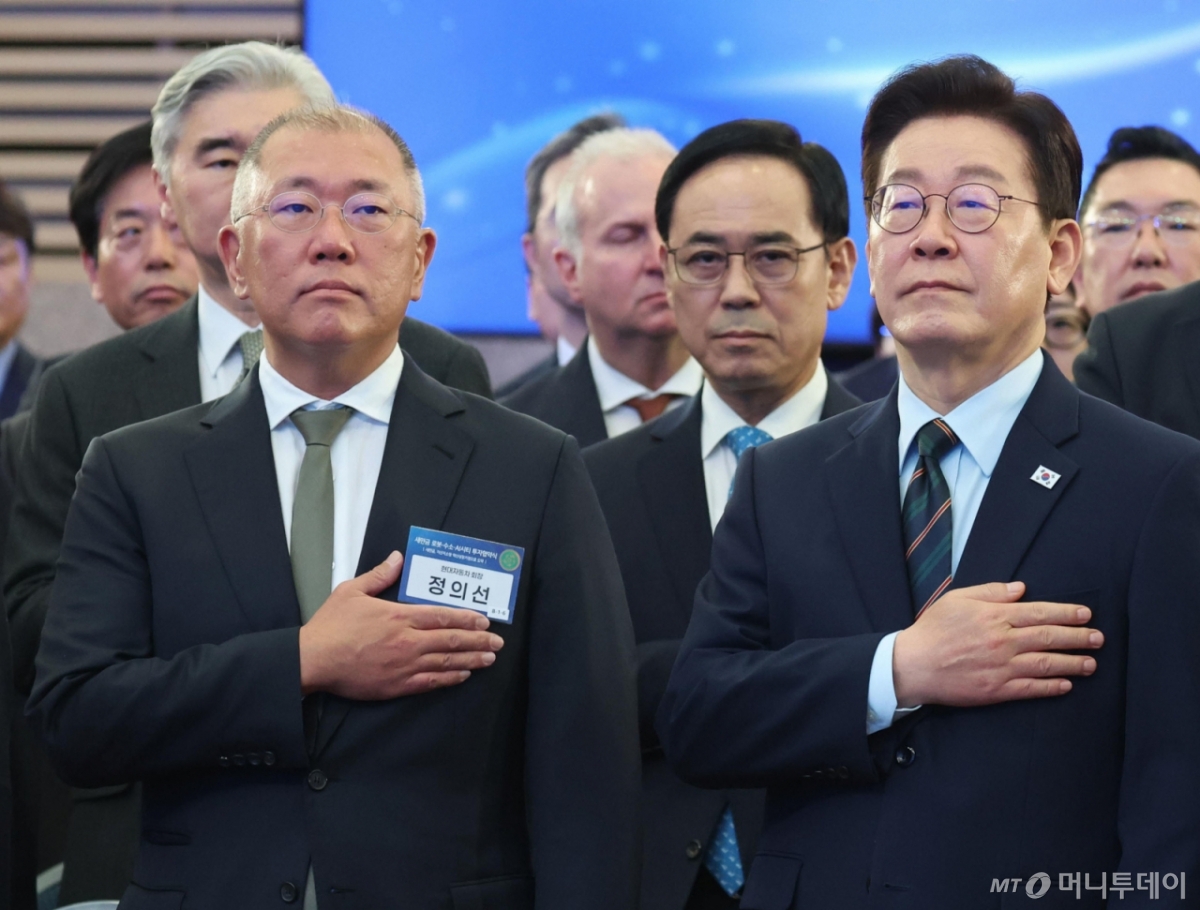 이재명 대통령과 정의선 현대자동차 회장이 지난 27일 전북 군산시 새만금 컨벤션센터에서 열린 새만금 로봇·수소·AI 시티 투자협약식에서 국민의례를 하고 있다. /사진=뉴스1