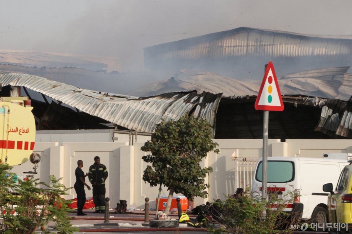 1일(현지 시간) 카타르 알라이얀 산업단지에서 소방관들이 이란의 공습으로 파손된 창고 화재를 진화하고 있다. 앞서 이란 혁명수비대는 미국과 이스라엘의 이란 공습에 대한 보복으로 카타르·바레인·아랍에미리트(UAE)·쿠웨이트 등 걸프 지역에 주둔한 미군 기지에 미사일을 발사했다. /AP=뉴시스