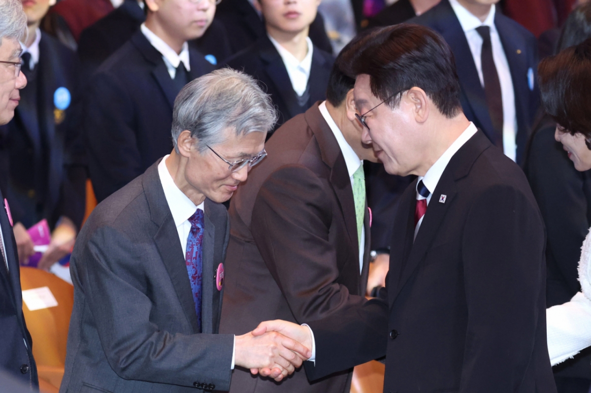 이재명 대통령이 지난 1일 서울 강남구 코엑스에서 열린 제107주년 3·1절 기념식에서 이동하며 조희대 대법원장과 악수하고 있다. /사진=뉴시스