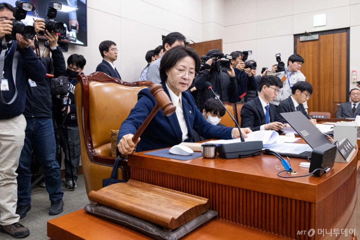 (서울=뉴스1) 이승배 기자 = 24일 서울 여의도 국회에서 열린 제432회국회(임시회) 법제사법위원회 제4차 전체회의에서 추미애 위원장이 의사봉을 두드리고 있다. 2026.2.24/뉴스1 Copyright © 뉴스1. All rights reserved. 무단 전재 및 재배포, AI학습 이용 금지. /사진=(서울=뉴스1) 이승배 기자