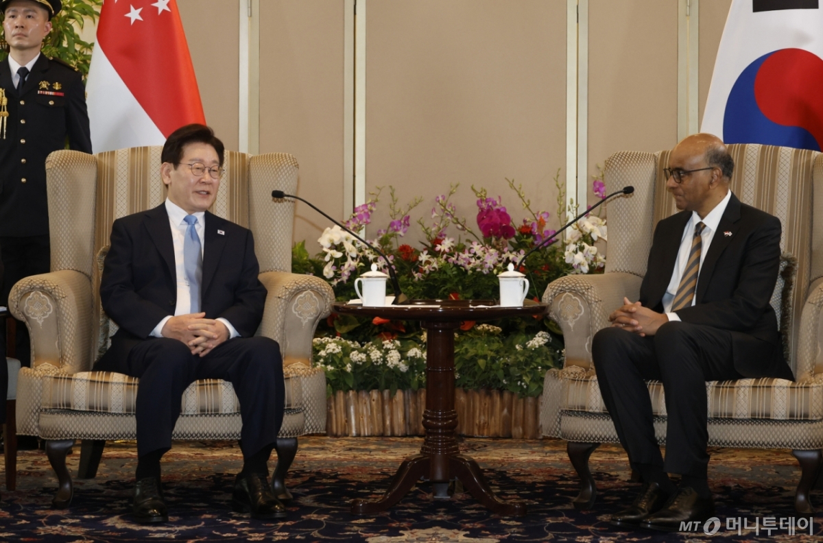 (싱가포르=뉴스1) 허경 기자 = 싱가포르를 국빈 방문 중인 이재명 대통령이 2일(현지시간) 싱가포르 외교부에서 타르만 샨무가라트남 대통령과 면담을 하고 있다. 2026.3.2/뉴스1  Copyright © 뉴스1. All rights reserved. 무단 전재 및 재배포,  AI학습 이용 금지. /사진=(싱가포르=뉴스1) 허경 기자