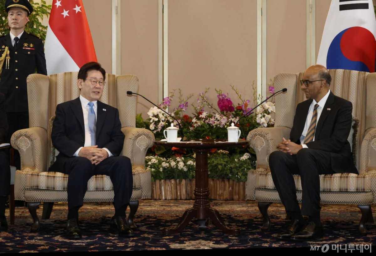 [싱가포르=뉴시스] 최동준 기자 = 싱가포르를 국빈 방문 중인 이재명 대통령이 2일(현지 시간) 싱가포르 외교부에서 타르만 샨무가라트남 대통령과 면담을 하고 있다. 2026.03.02. photocdj@newsis.com /사진=고범준