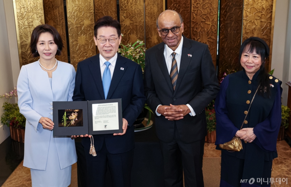 (싱가포르=뉴스1) 허경 기자 = 싱가포르를 국빈 방문 중인 이재명 대통령과 김혜경 여사가 2일(현지시간) 싱가포르 외교부에서 타르만 샨무가라트남 싱가포르 대통령에게 난초 증명서를 전달 받은 후 기념촬영을 하고 있다. 2026.3.2/뉴스1 Copyright © 뉴스1. All rights reserved. 무단 전재 및 재배포, AI학습 이용 금지. /사진=(싱가포르=뉴스1) 허경 기자