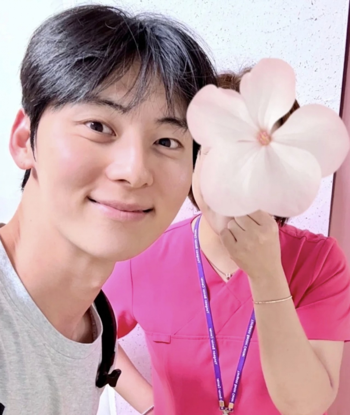 한 커뮤니티에 올라온 황민현의 군 복무 시절 사진