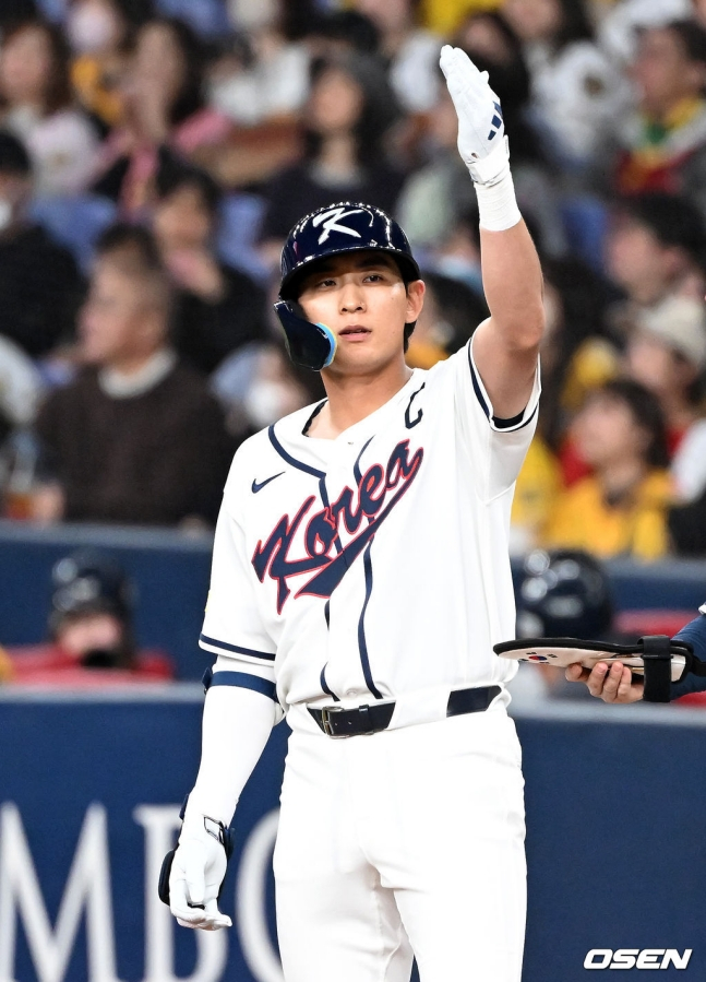 야구 대표팀 이정후가 2일 한신 타이거스와 평가전에서 1회초 안타를 날리고 세리머니를 하고 있다.