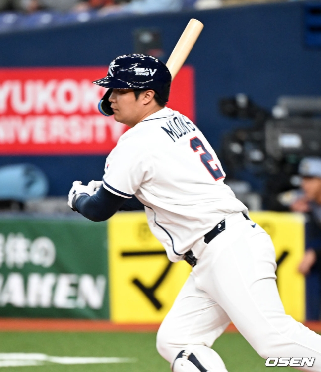 문보경이 김도영을 불러들이는 1타점 선제 적시타를 날리고 있다.