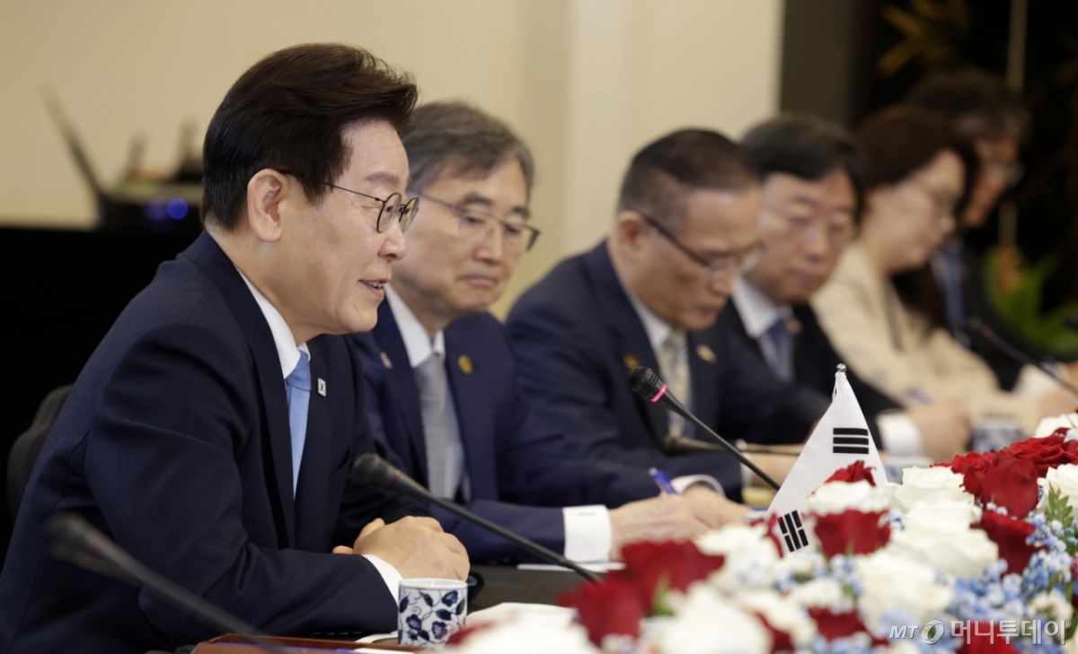 [싱가포르=뉴시스] 최동준 기자 = 싱가포르를 국빈 방문 중인 이재명 대통령이 2일(현지 시간) 싱가포르 외교부에서 로렌스 웡 총리와 정상회담을 하고 있다. 2026.03.02. photocdj@newsis.com /사진=최동준