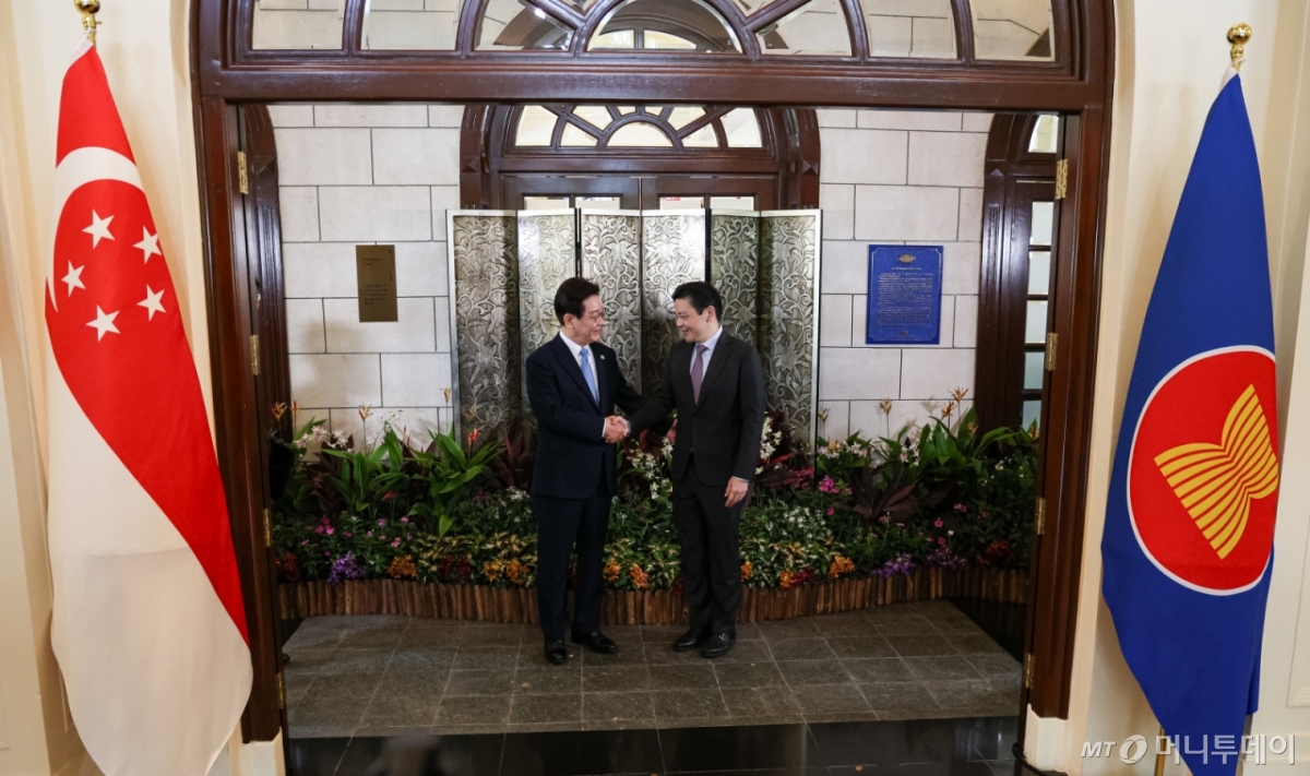 (싱가포르=뉴스1) 허경 기자 = 싱가포르를 국빈 방문 중인 이재명 대통령과 로렌스 웡 싱가포르 총리가 2일(현지시간) 싱가포르 외교부에서 열린 정상회담에 앞서 기념촬영을 하고 있다. 2026.3.2/뉴스1  Copyright © 뉴스1. All rights reserved. 무단 전재 및 재배포,  AI학습 이용 금지. /사진=(싱가포르=뉴스1) 허경 기자