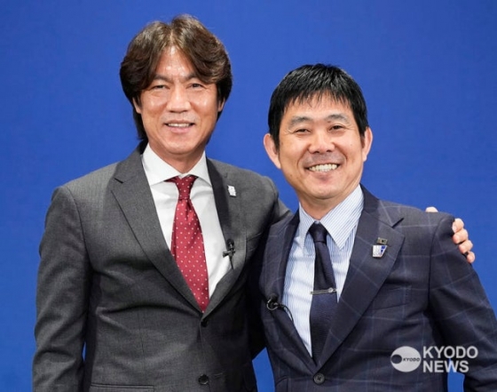 홍명보(왼쪽) 감독과 모리야스 하지메 감독이 환하게 웃고 있다. /사진=교도 통신 제공