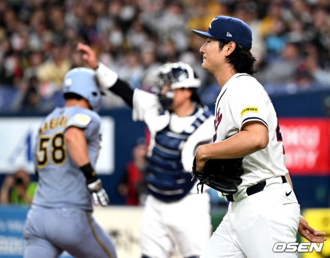 한국 야구 대표팀 선발 투수로 나선 곽빈이 2일 일본 오사카 교세라돔에서 열린 한신 타이거스와 평가전에서 실점 후 아쉬워하고 있다.
