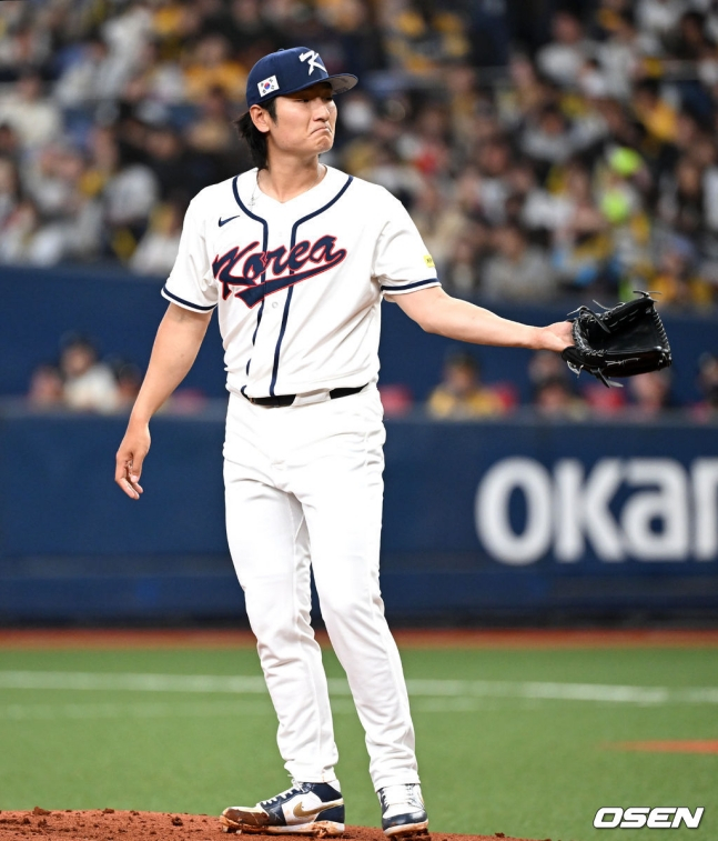 한국 야구 대표팀 선발 투수로 나선 곽빈이 2일 일본 오사카 교세라돔에서 열린 한신 타이거스와 평가전에서 투구 후 포수로부터 공을 건네 받고 있다.