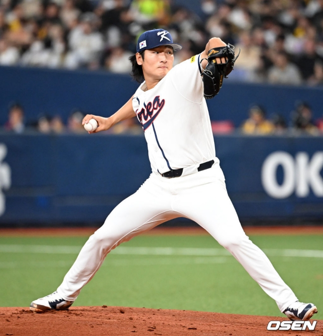 한국 야구 대표팀 선발 투수로 나선 곽빈이 2일 일본 오사카 교세라돔에서 열린 한신 타이거스와 평가전에서 투구를 하고 있다.