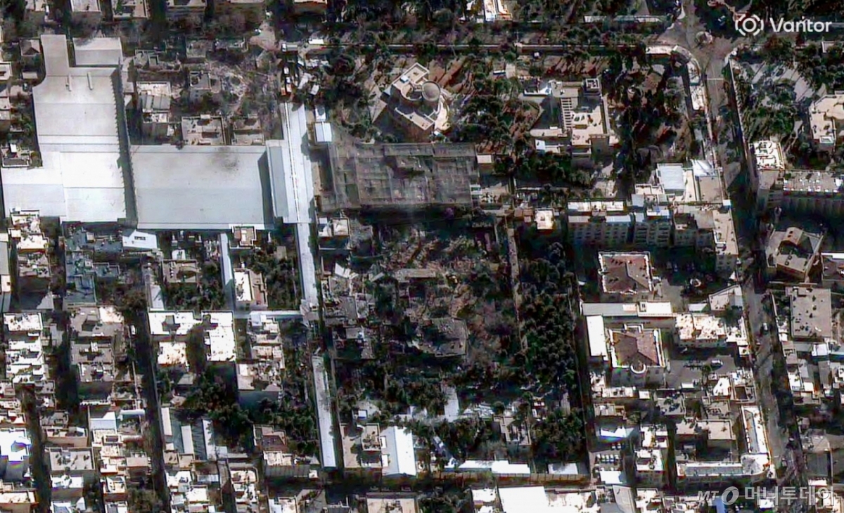 [테헤란=AP/뉴시스] 미 위성업체 밴터(Vantor)가 제공한 위성 사진에 1일(현지 시간) 이란 테헤란에 있는 아야톨라 알리 하메네이 최고지도자의 공식 거주지 일대 건물들이 손상돼 있다. 2026.03.02. /사진=민경찬