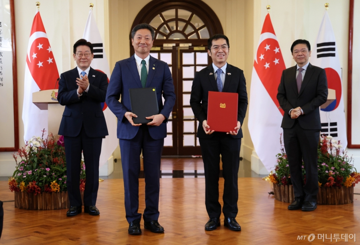 [싱가포르=뉴시스] 최동준 기자 = 전대욱 한국수력원자력 사장 직무대행과 푸아 켁 켱 에너지 시장청장이 2일(현지 시간) 싱가포르 외교부에서 이재명 대통령과 로렌스 웡 총리가 임석한 가운데 SMR 협력에 관한 양해각서를 들고 기념촬영을 하고 있다. 2026.03.02. photocdj@newsis.com /사진=