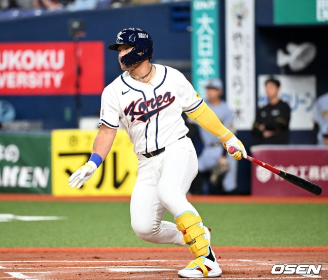 안현민이 1회초 1타점 2루타를 날리고 있다.