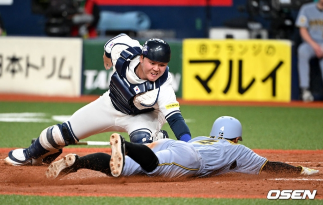 포수 김형준(왼쪽)이 8회말 노시환의 송구를 받아 역전 주자를 태그아웃하고 있다.