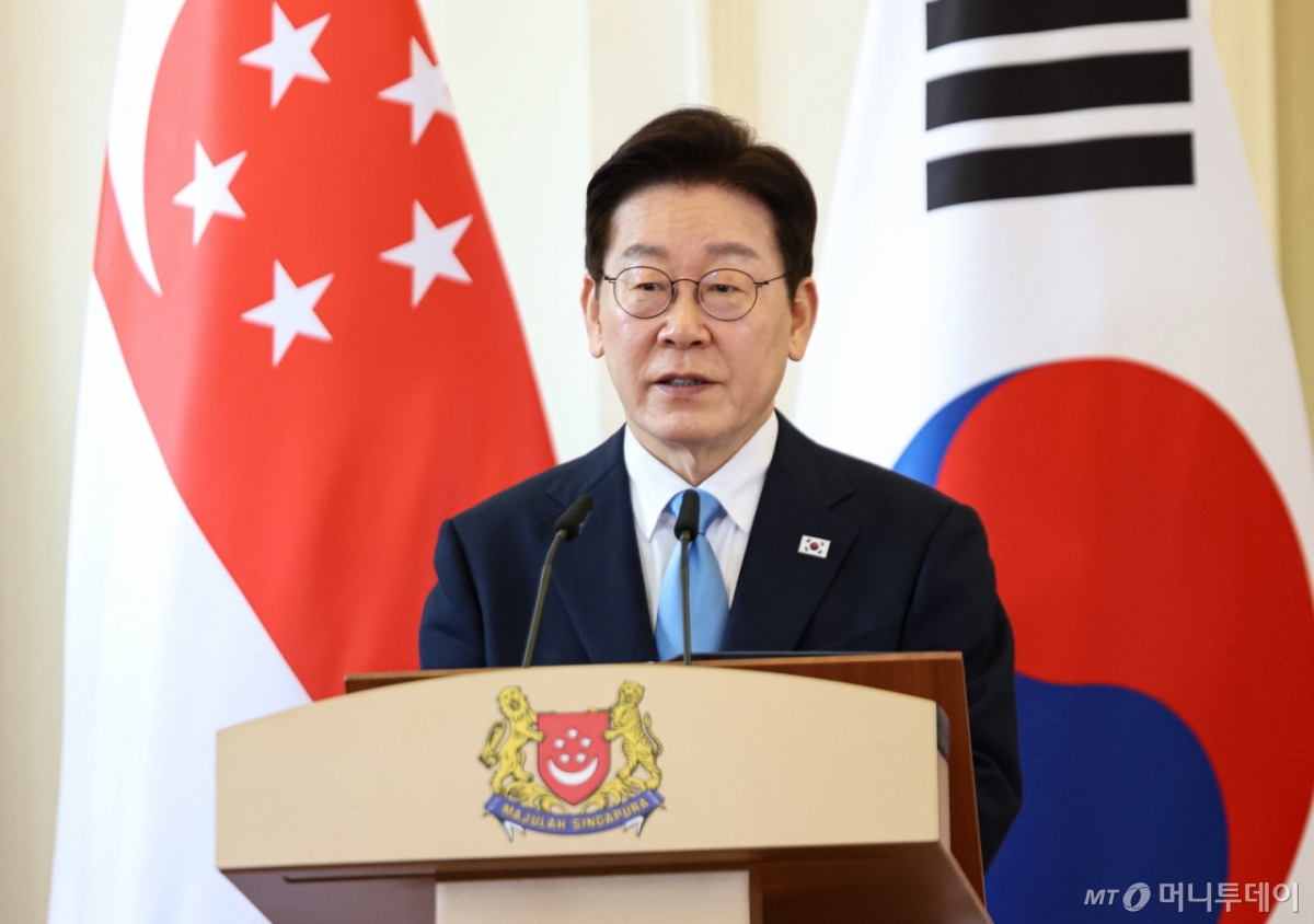 (싱가포르=뉴스1) 허경 기자 = 싱가포르를 국빈 방문 중인 이재명 대통령이 2일(현지시간) 싱가포르 외교부에서 공동언론발표를 하고 있다. 2026.3.2/뉴스1 Copyright © 뉴스1. All rights reserved. 무단 전재 및 재배포, AI학습 이용 금지. /사진=(싱가포르=뉴스1) 허경 기자