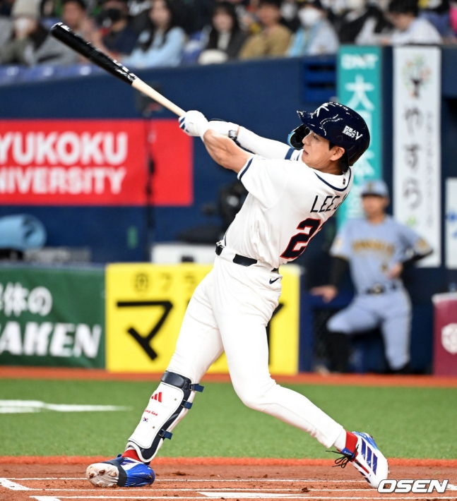 한국 야구 대표팀 이정후가 2일 한신 타이거스와 평가전에서 안타를 날리고 있다.