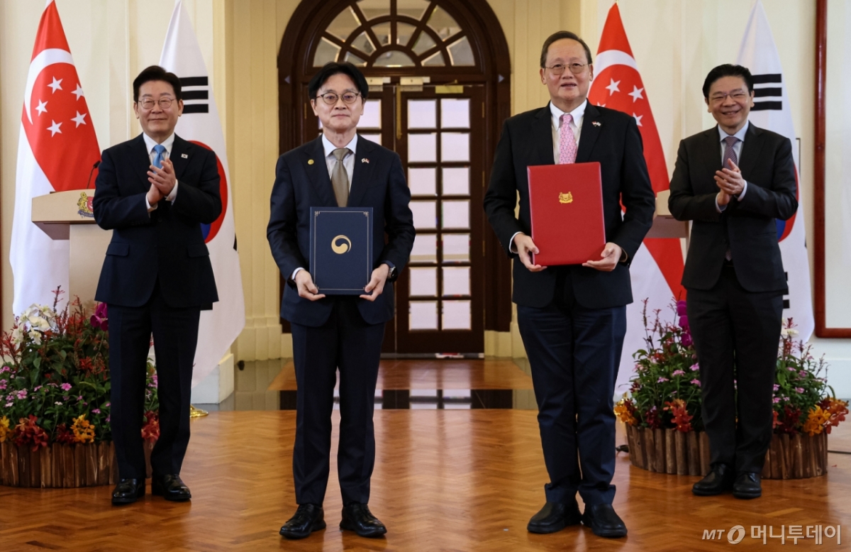 김정관 산업통상부 장관(왼쪽에서 두번째)과 탄 시 렝 통상산업부 에너지·과학기술 담당 장관이 2일(현지시간) 싱가포르 외교부에서 이재명 대통령과 로렌스 웡 싱가포르 총리가 임석한 가운데 FTA 개선협상 개시 합의 선언문을 체결 한 후 기념촬영을 하고 있다. 2026.3.2/뉴스1 Copyright © 뉴스1. All rights reserved. 무단 전재 및 재배포, AI학습 이용 금지. /사진=뉴스1