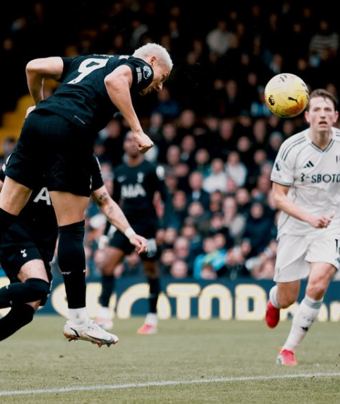 토트넘 공격수 히샬리송(왼쪽)이 지난 1일(한국시간) 영국 런던의 크레이븐 코티지에서 열린 풀럼과의 '2025~2026시즌 잉글리시 프리미어리그(EPL)' 28라운드에서 헤더를 시도하고 있다. /사진=토트넘 공식 SNS 갈무리