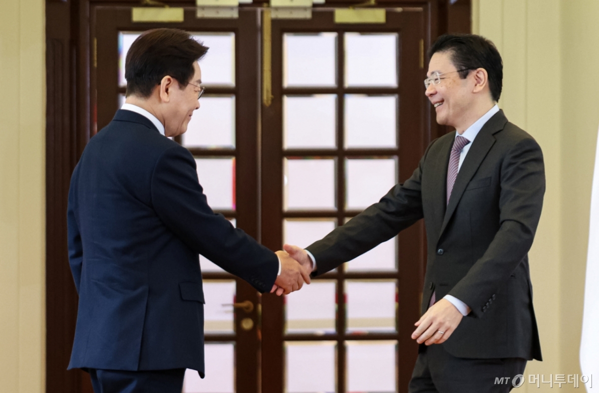 싱가포르를 국빈 방문 중인 이재명 대통령이 2일(현지 시간) 싱가포르 외교부에서 로렌스 웡 총리와 공동 언론발표를 마친 뒤 악수하고 있다. /사진=뉴시스