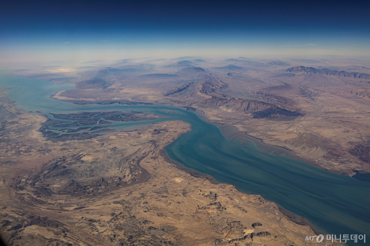 (로이터=뉴스1) 김지완 기자 = 2023년 12월 10일(현지시간) 공중에서 촬영한 이란 호르무즈 해협과 케슘섬 사진. 2023.12.10 ⓒ 로이터=뉴스1 Copyright © 뉴스1. All rights reserved. 무단 전재 및 재배포, AI학습 이용 금지. /사진=(로이터=뉴스1) 김지완 기자