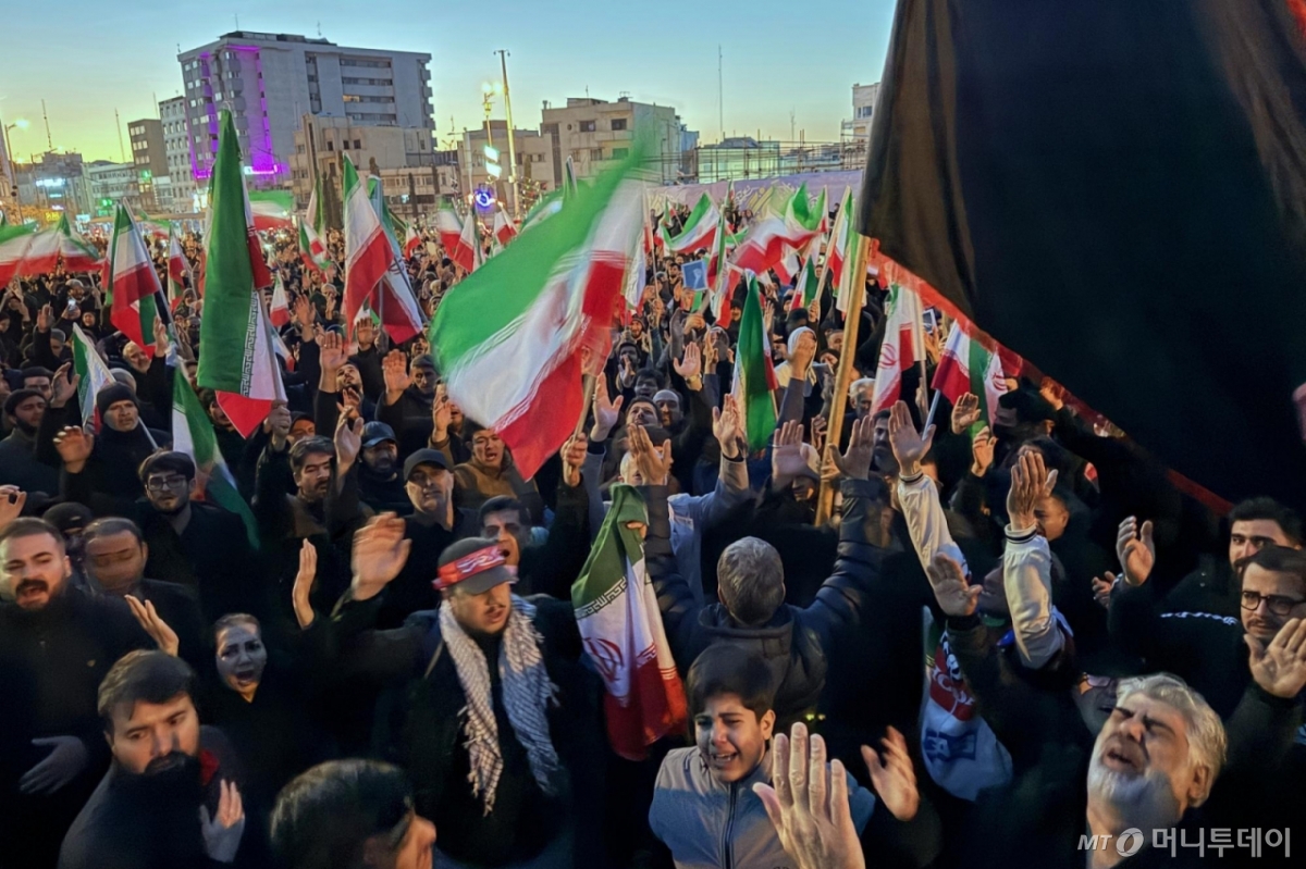 [테헤란=AP/뉴시스] 1일(현지 시간) 이란 테헤란에서 아야톨라 알리 하메네이 최고지도자의 사망 소식을 접한 정부 지지자들이 하메네이를 애도하고 있다. 2026.03.01. /사진=민경찬