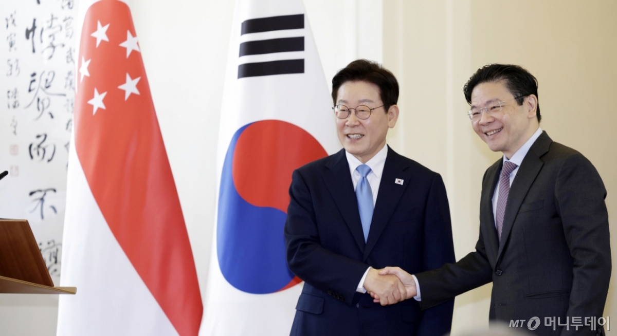 싱가포르를 국빈 방문 중인 이재명 대통령과 로렌스 웡 싱가포르 총리가 2일(현지시간) 싱가포르 외교부에서 공동언론발표를 마친 후 악수하고 있다. /사진=뉴스1