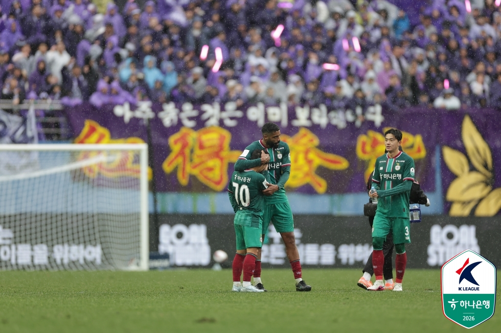 김현욱(10번)이 페널티킥 실축 후 자책하고 있다. /사진=한국프로축구연맹 제공