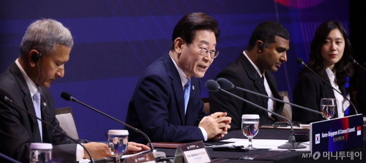 (싱가포르=뉴스1) 허경 기자 = 이재명 대통령이 2일(현지시간) 싱가포르 한 호텔에서 열린 한·싱가포르 AI 커넥트 서밋에서 발언을 하고 있다. 2026.3.2/뉴스1  Copyright © 뉴스1. All rights reserved. 무단 전재 및 재배포,  AI학습 이용 금지. /사진=(싱가포르=뉴스1) 허경 기자