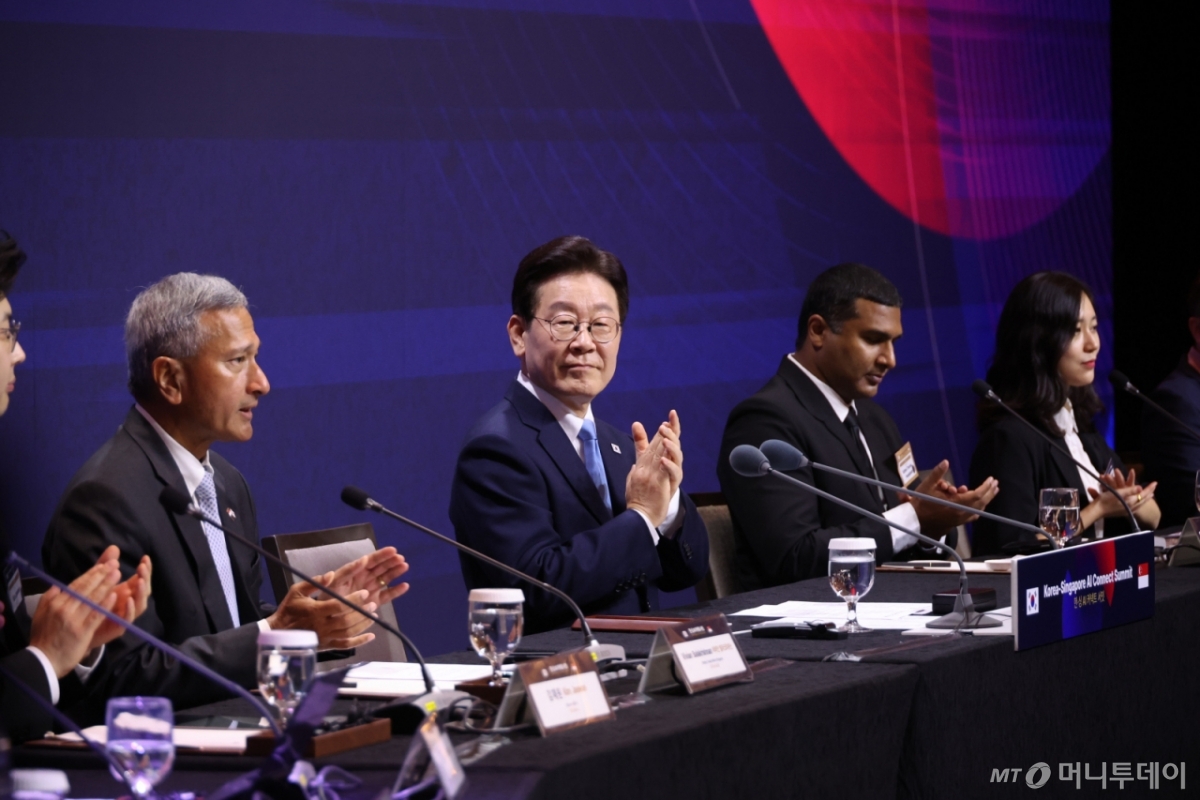 (싱가포르=뉴스1) 허경 기자 = 싱가포르를 국빈방문 중인 이재명 대통령이 2일(현지시간) 싱가포르 한 호텔에서 열린 한·싱가포르 AI 커넥트 서밋에서 박수를 치고 있다. 2026.3.2/뉴스1  Copyright © 뉴스1. All rights reserved. 무단 전재 및 재배포,  AI학습 이용 금지. /사진=(싱가포르=뉴스1) 허경 기자