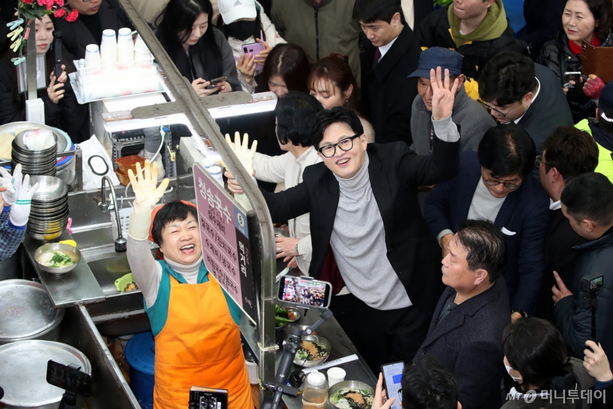 (대구=뉴스1) 공정식 기자 = 한동훈 전 국민의힘 대표가 27일 오후 대구 중구 서문시장 국수골목을 찾아 상인과 함께 손을 흔들고 있다. 2026.2.27/뉴스1 Copyright © 뉴스1. All rights reserved. 무단 전재 및 재배포, AI학습 이용 금지. /사진=(대구=뉴스1) 공정식 기자