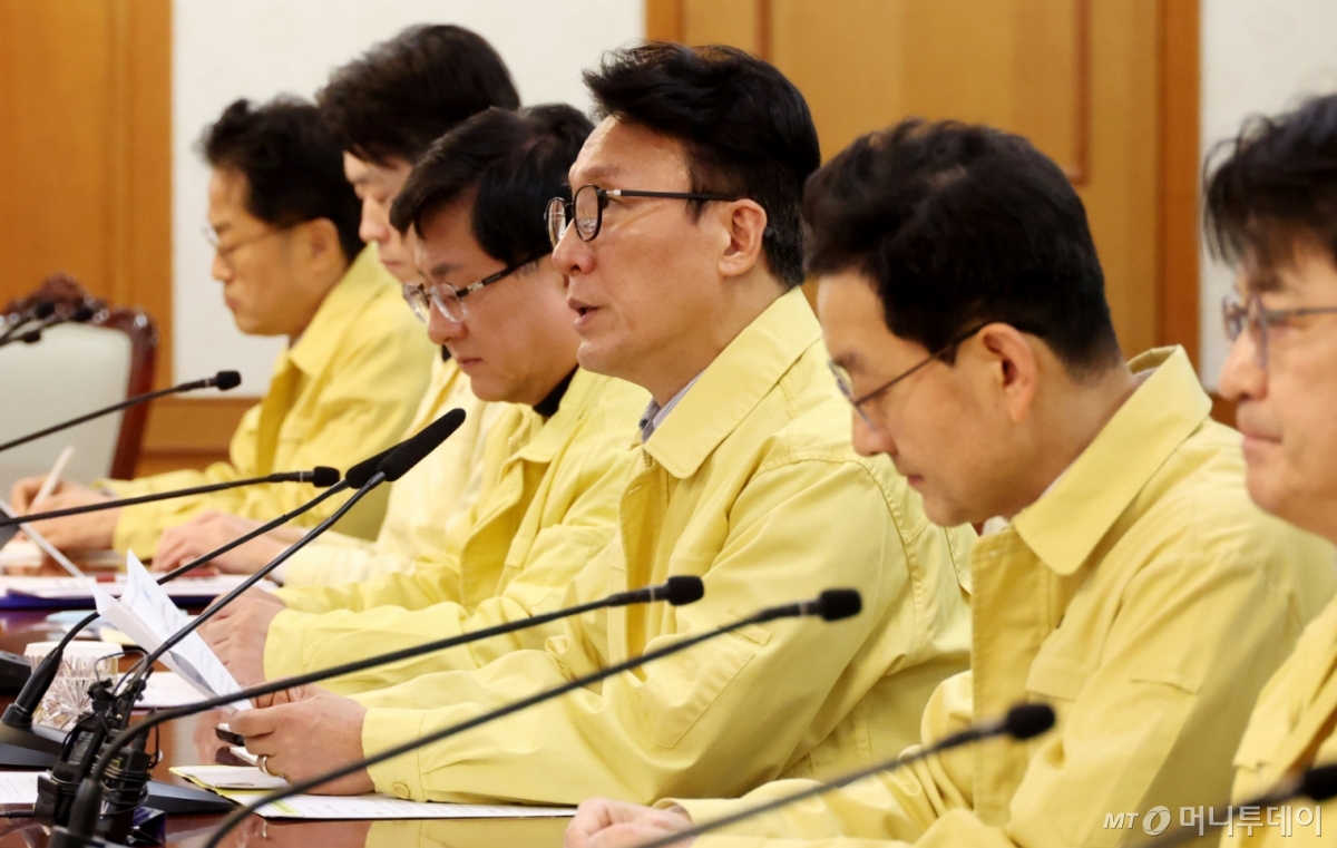 김민석 국무총리가 2일 오후 서울 종로구 정부서울청사에서 열린 중동 상황점검 관련 긴급 관계부처회의를 주재하고 있다. /사진=뉴시스