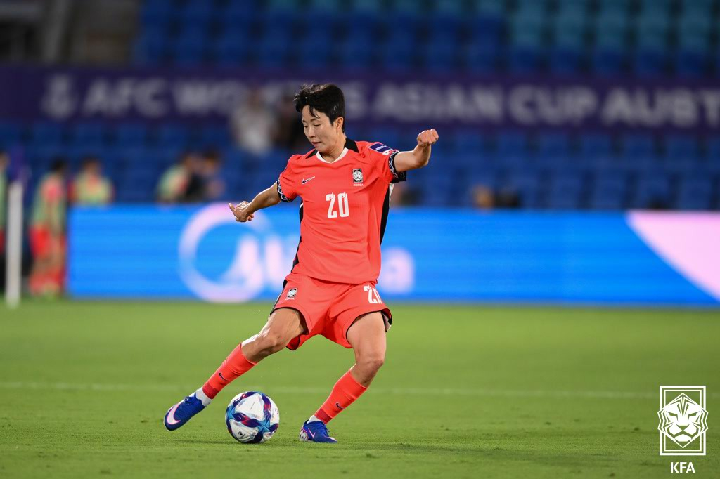 김혜리가 2일 오후 6시(한국시간) 호주 골드코스트 스타디움에서 열린 2026 아시아축구연맹(AFC) 여자 아시안컵 조별리그 A조 1차전 도중 킥을 시도하고 있다. /사진=대한축구협회(KFA) 제공