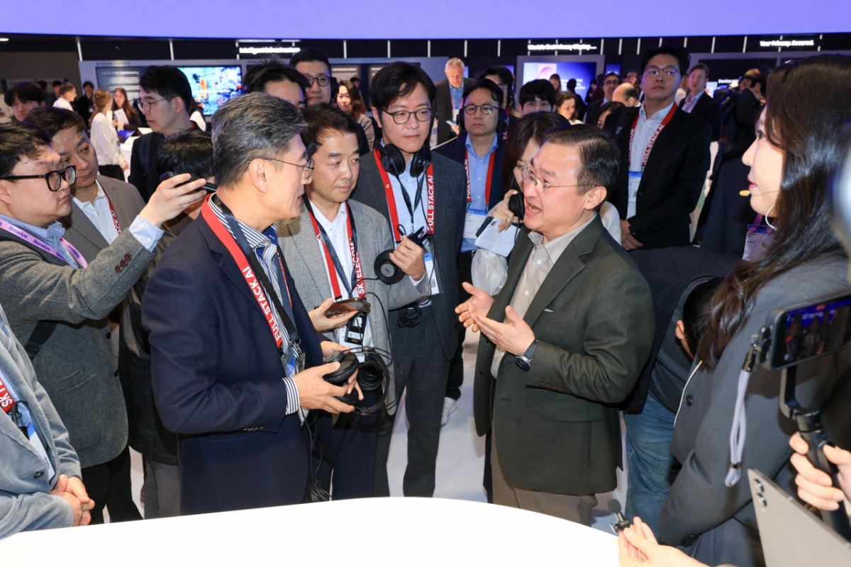 노태문 삼성전자 대표이사 사장(DX부문장)과 정재헌 SK텔레콤 사장이 2일(현지시간) 스페인 바르셀로나 피라 그란 비아 전시장에서 열린 '모바일 월드 콩그레스(MWC)2026' 삼성전자 부스에서 의견을 나누고 있다./사진=사진공동취재단